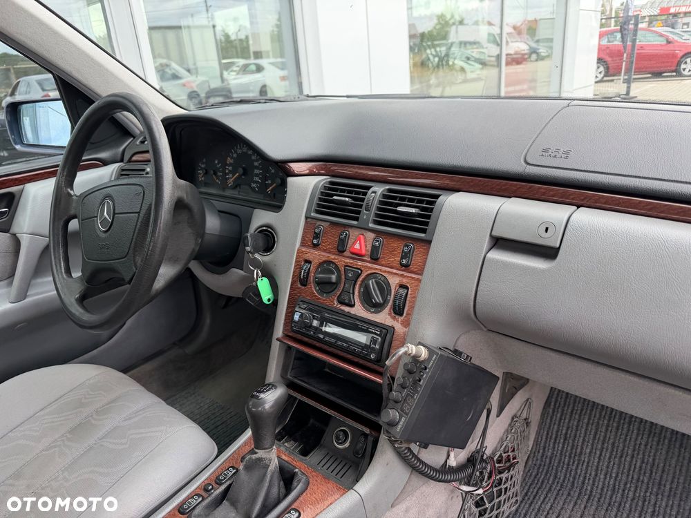 Mercedes-Benz Klasa E 200 CDI Classic - 22