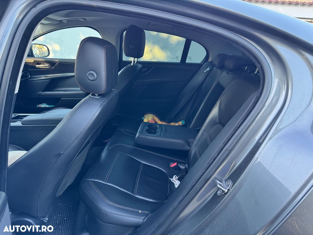 Jaguar XE - 11