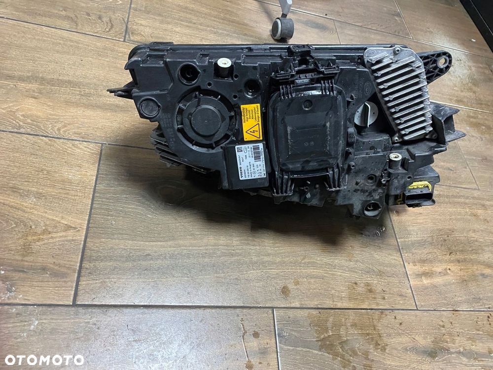 LAMPA PRAWA VOLVO FH4 XENON LED KMP ORG - 3