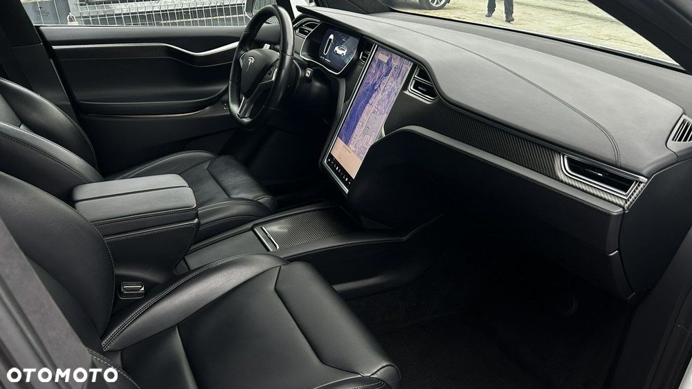 Tesla Model X - 11