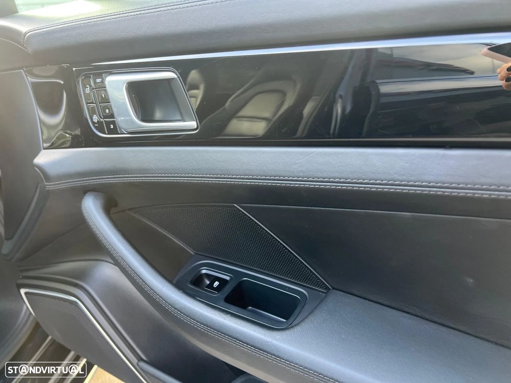 Porsche Panamera 4 E-Hybrid - 30