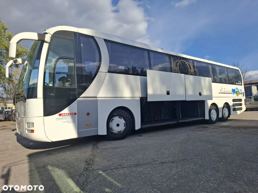 MAN LION'S COACH - 22