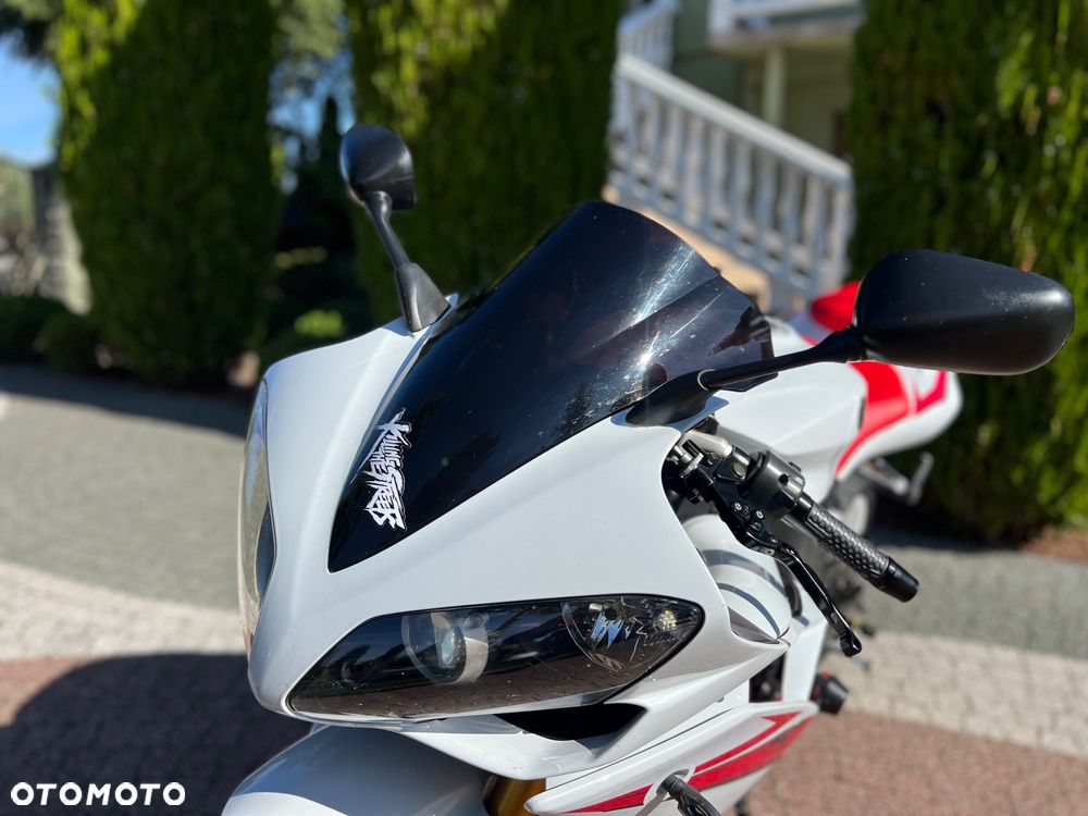 Yamaha R1 - 25