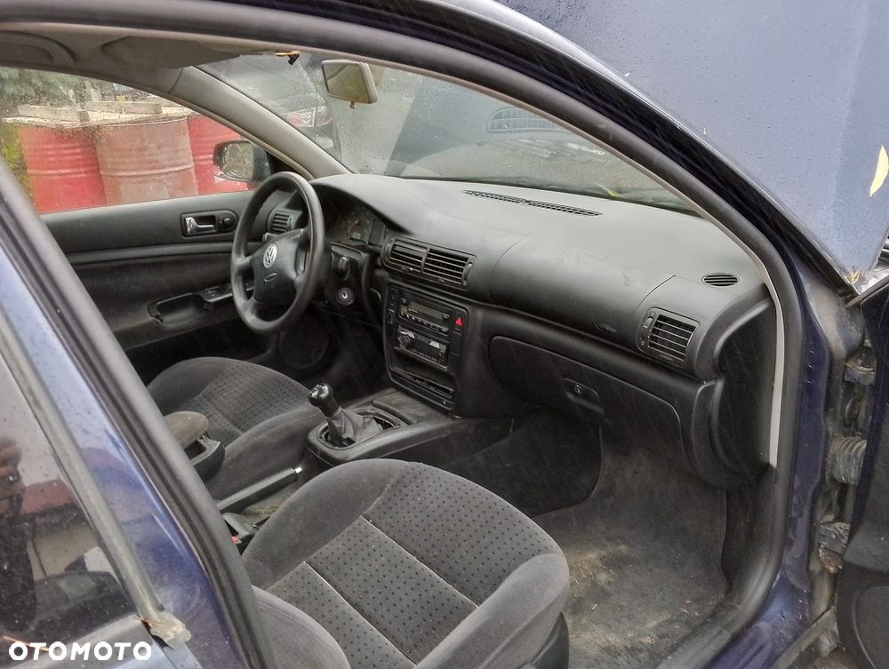 Volkswagen Passat B5 (97-00.) 1.6 B 100KM. Silnik AHL (ADP, ANA, ARM) Skrzynia DWG lakier LN5Y.Cały na części. GWARANCJA !!!  Przód Tył Zestaw Komplet Drzwi Klapa Zderzak Błotnik Maska Grill Atrapa Szyba Pas Lampa Lusterko Boczki Fotel Kanapa Kokpit Deska Rozdzielcza Przełącznik Włącznik Sterownik Przewody Wiązka Instalacja Moduł Komputer Czujnik Listwa Pompa Alternator Wtryski Głowica Rozrusznik Kompresor Sprzęgło Dwumas Silnik Skrzynia ABS Klimatyzacji Paliwa Wspomagania Kolektor Turbina Przepustnica Zawór Chłodnica Koło Hak Belka Sanki Zawieszenie Mcpherson Półoś Amortyzator Wydech Tłumik Zacisk Most - 14