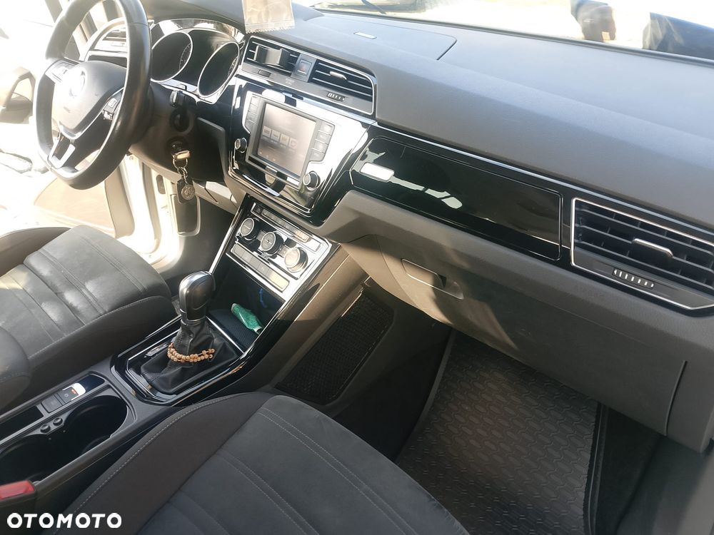 Volkswagen Touran - 16