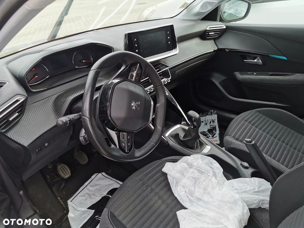 Peugeot 208 - 10