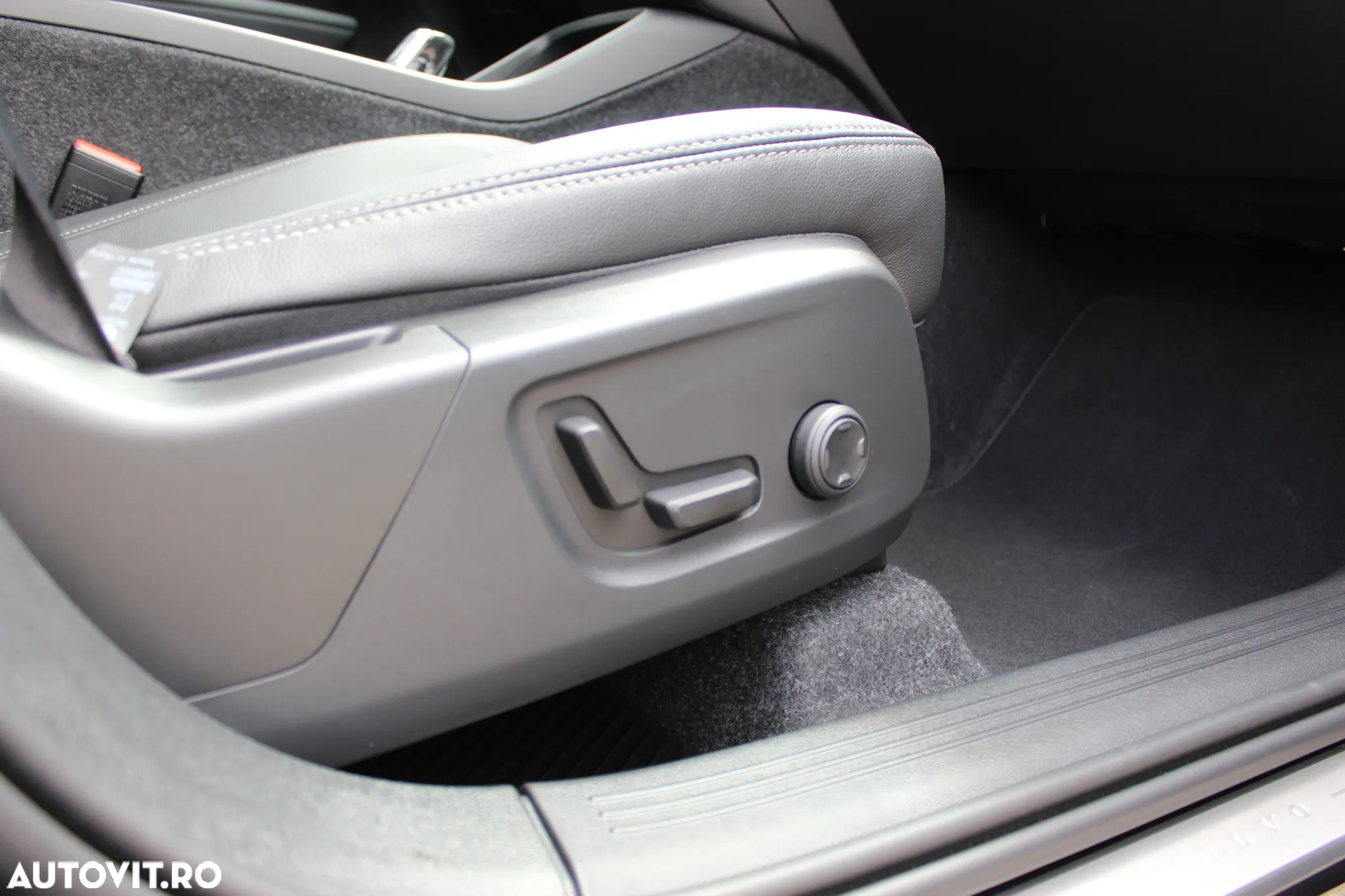 Volvo XC 40 B3 AT FWD MHEV Plus Dark - 37