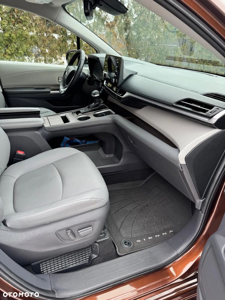 Toyota Sienna - 8