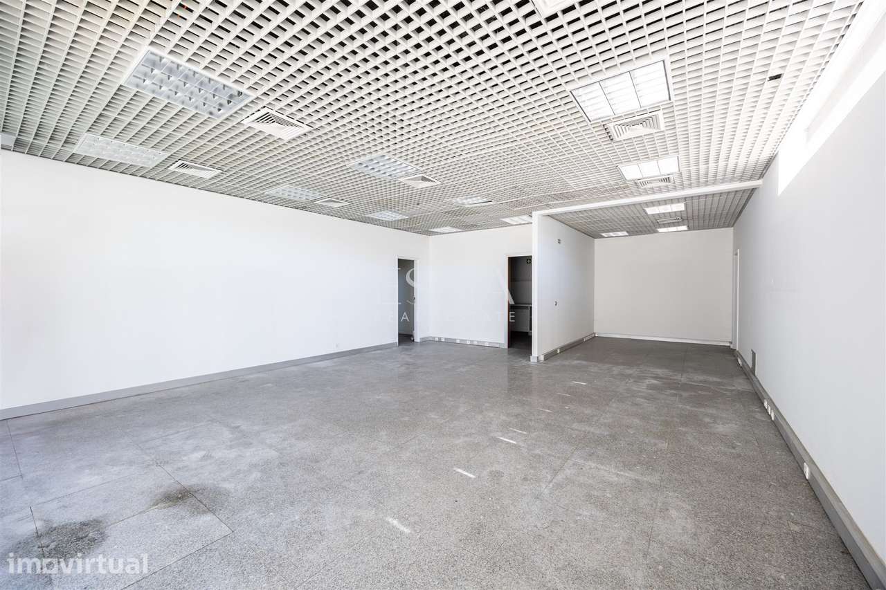 Loja de 170 m² com copa no centro das Termas de São Vicente, Penafiel - Grande imagem: 3/8