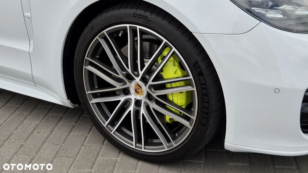 Porsche Panamera 4 E-Hybrid - 4