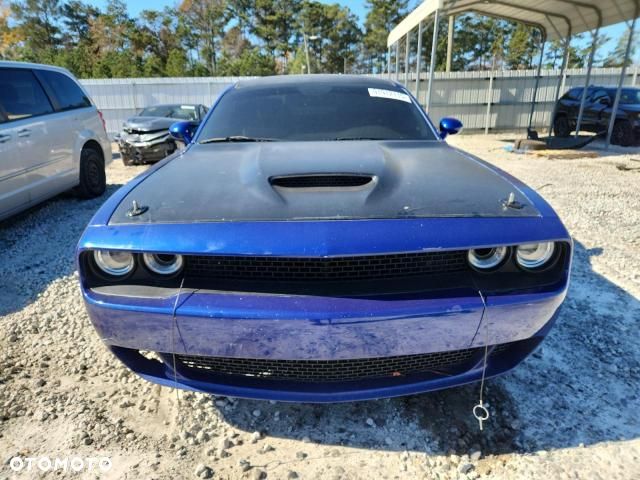Dodge Challenger - 4