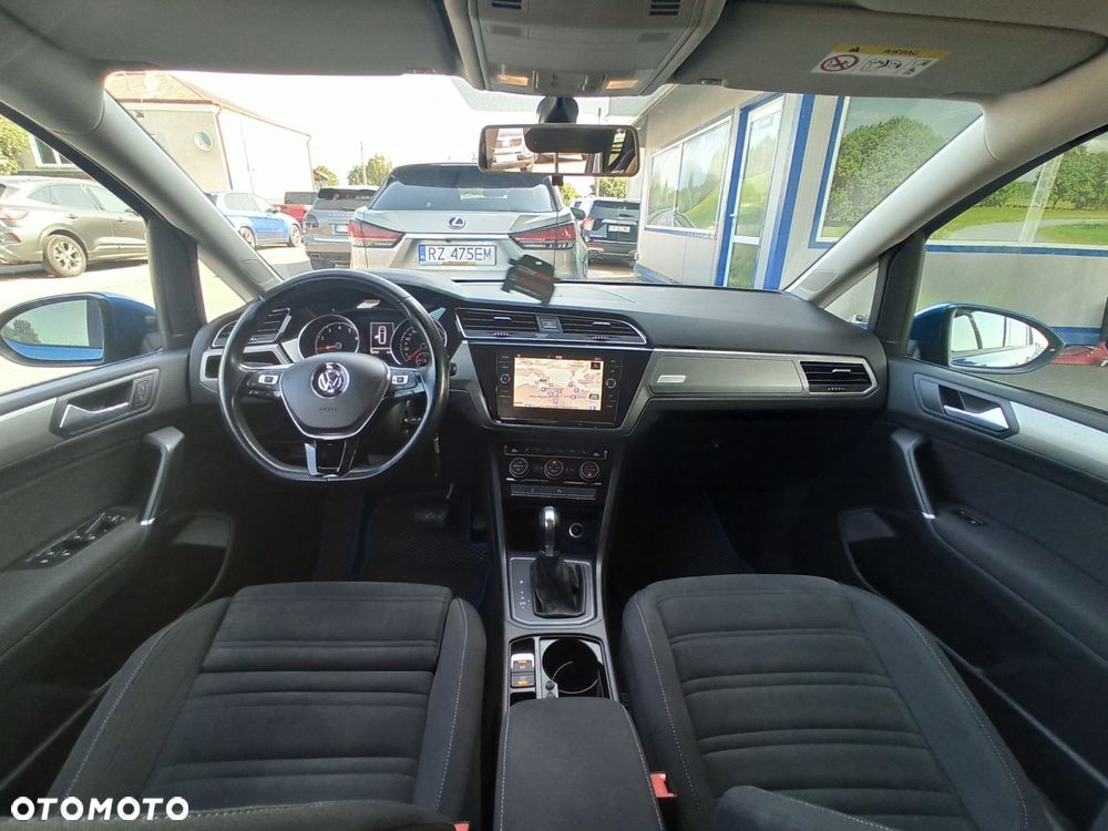 Volkswagen Touran - 12