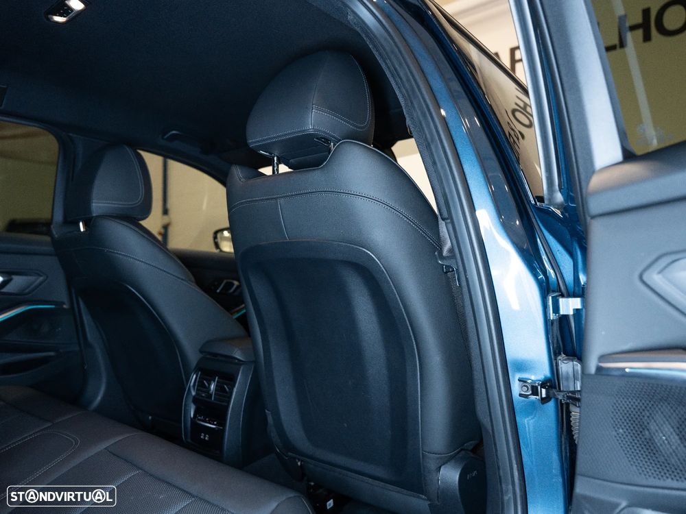 BMW 330 e Pack Desportivo M Auto - 24