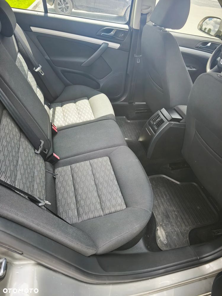 Skoda Octavia 2011 photo 2