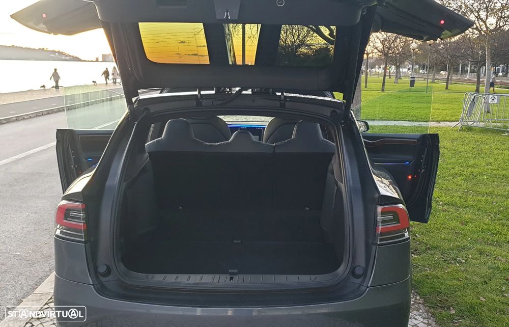 Tesla Model X - 27