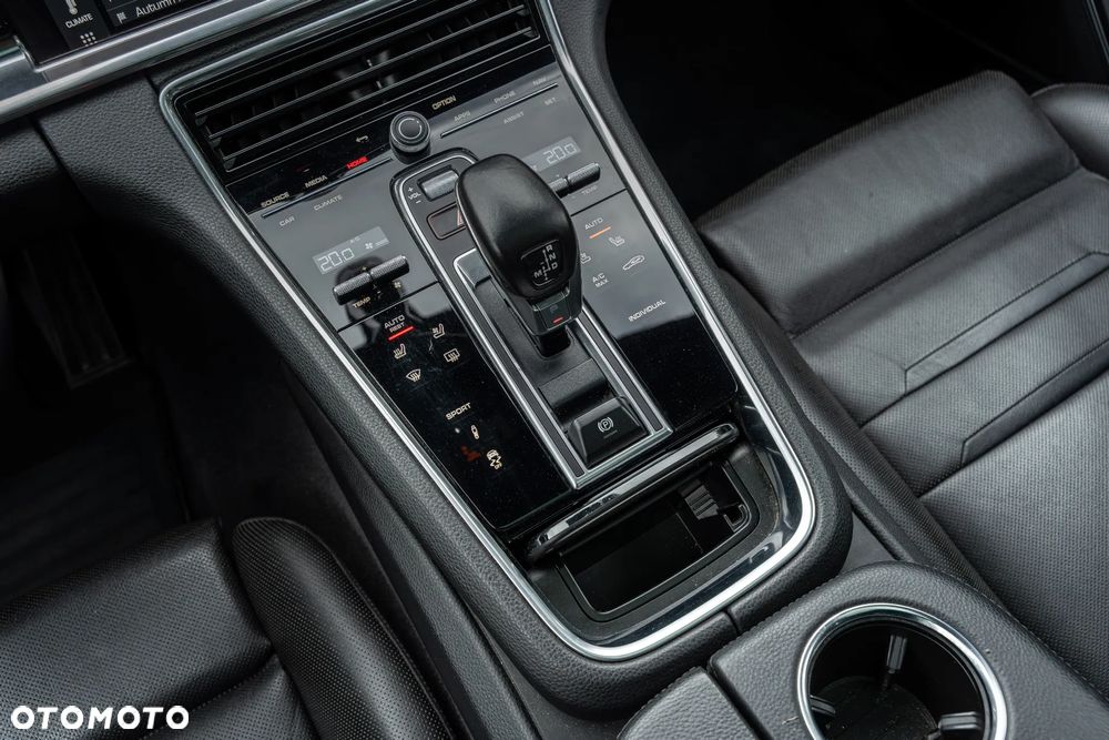Porsche Panamera 4S - 23