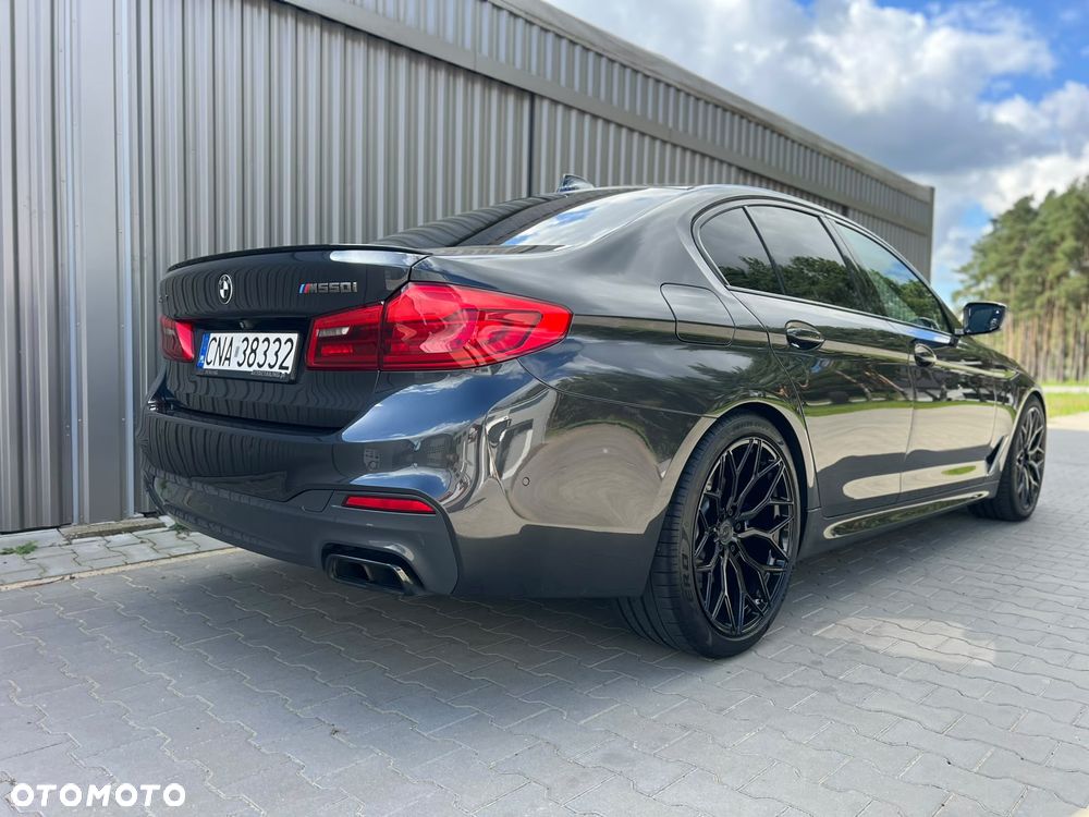 BMW Seria 5 M550i xDrive - 28