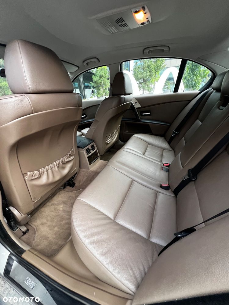 BMW Seria 5 525d - 24