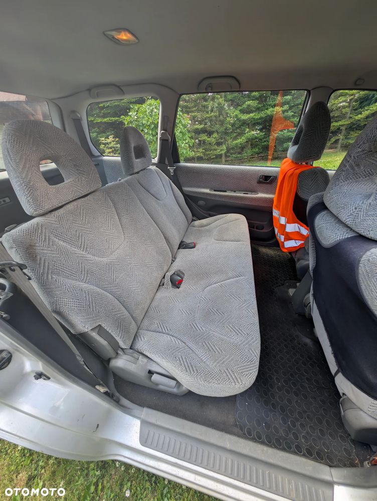 Mitsubishi Space Wagon - 11
