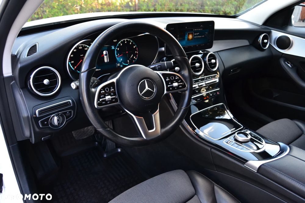 Mercedes-Benz Klasa C 180 9G-TRONIC AMG Line - 16