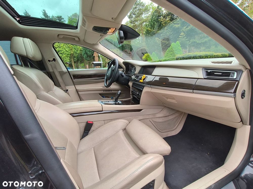 BMW Seria 7 740i L - 13