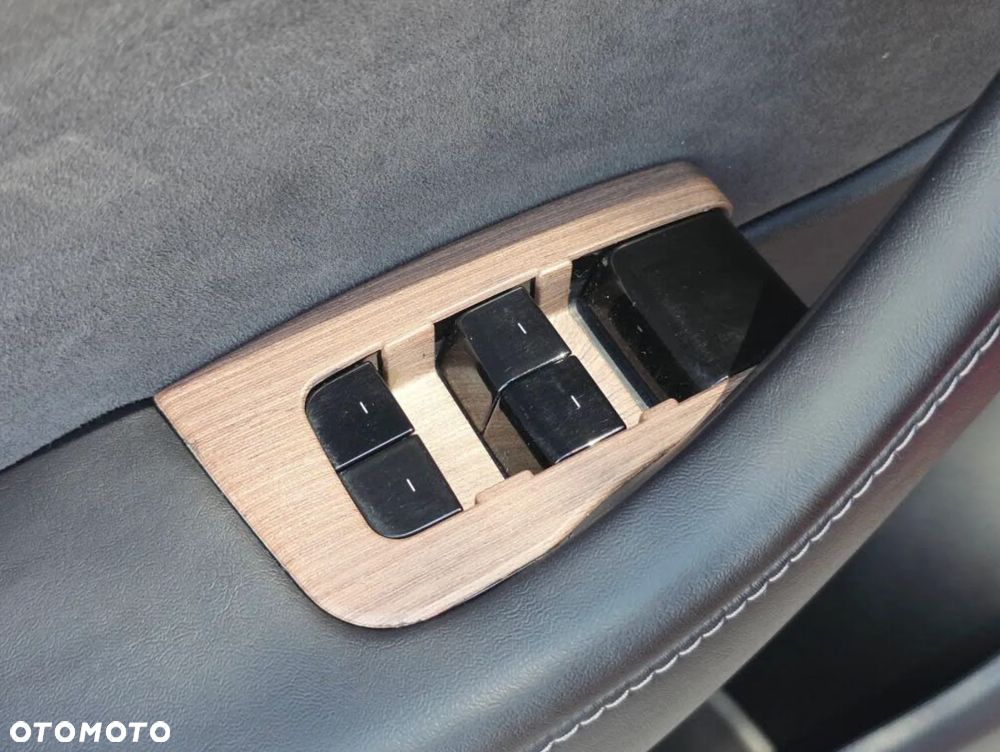 Tesla Model Y - 24