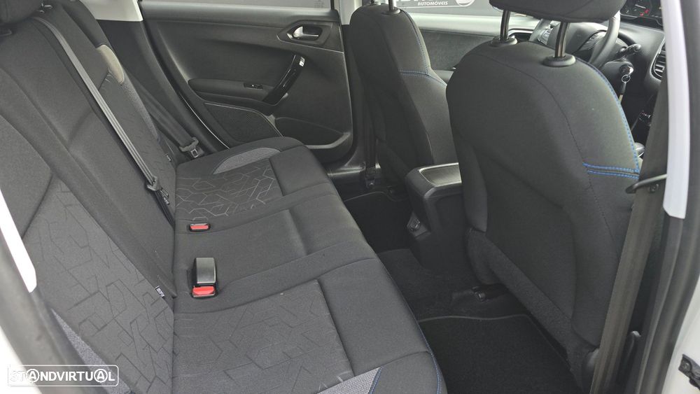 Peugeot 2008 1.2 PureTech Signature EAT6 - 24