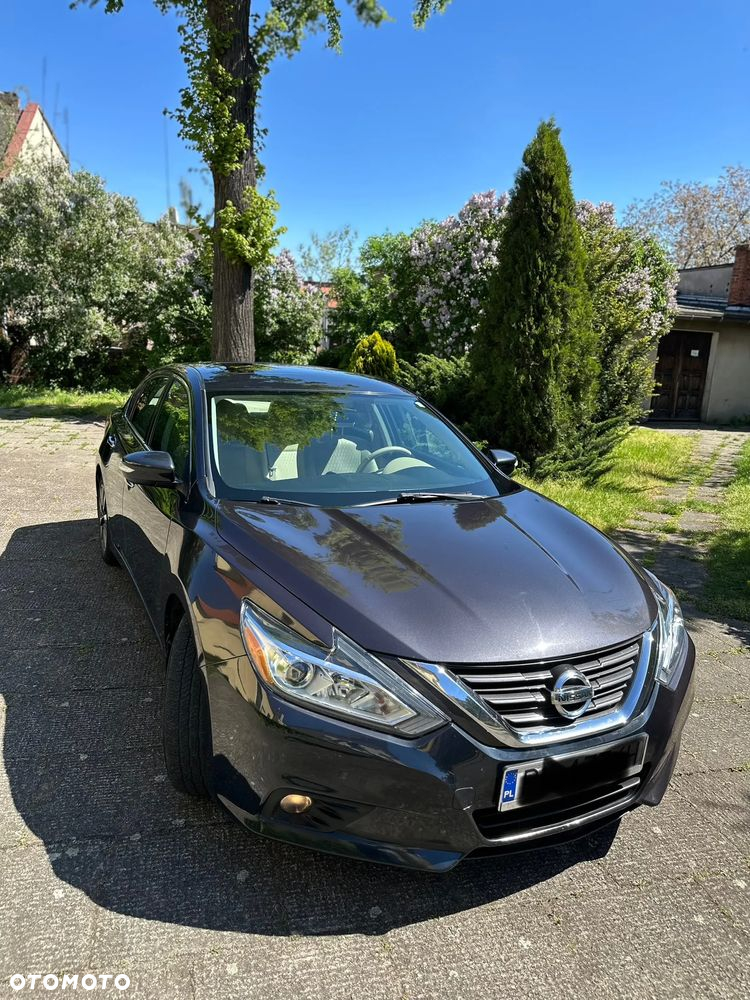 Nissan Altima - 2