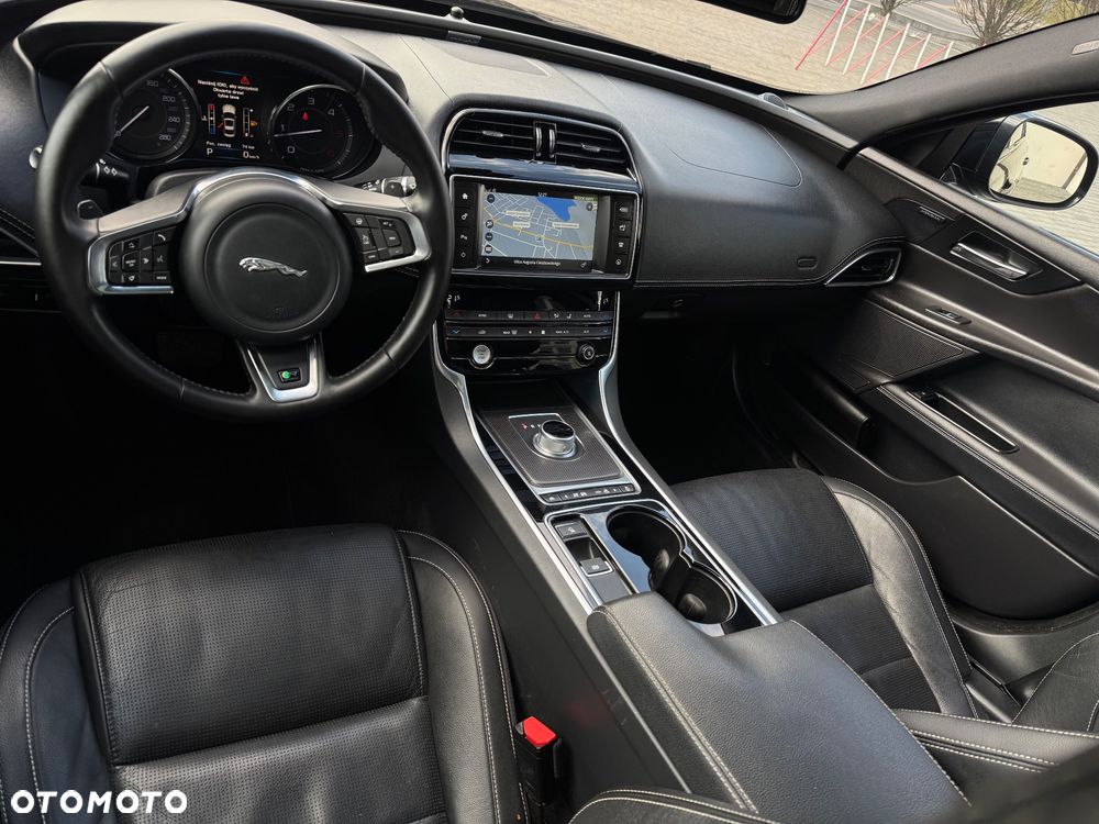Jaguar XE D200 R-Dynamic SE - 24