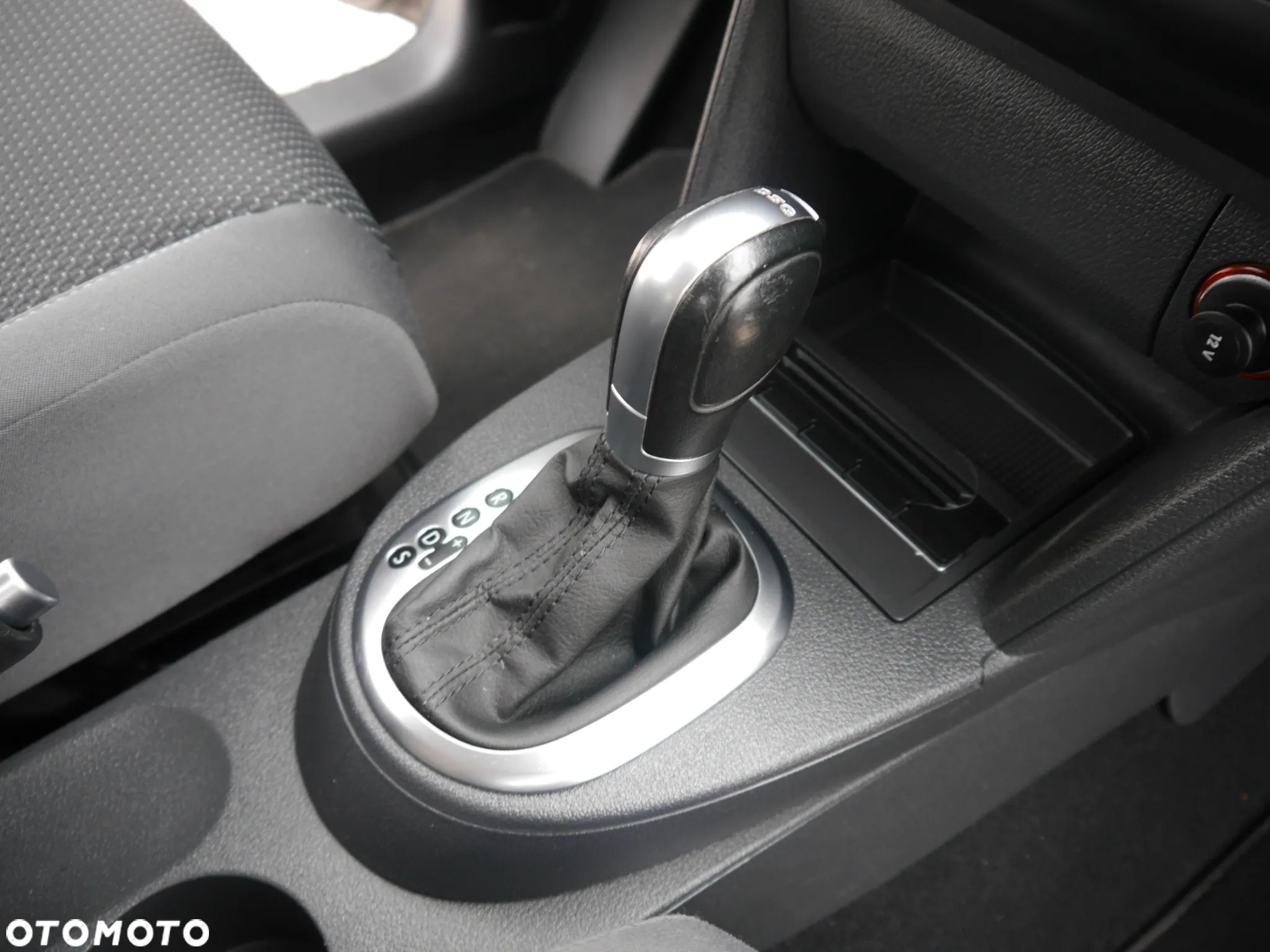 Volkswagen Touran 2.0 TDI DPF BlueMotion Technology DSG Comfortline - 10