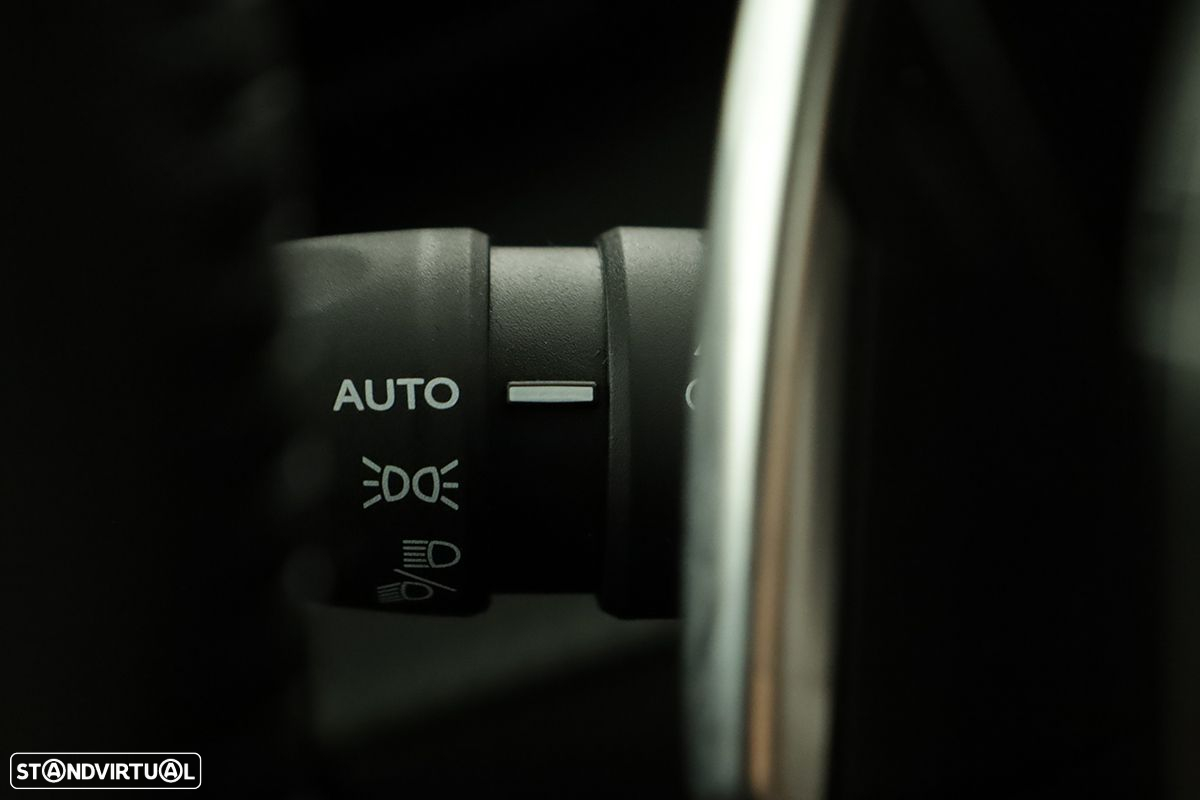 Peugeot 2008 1.2 PureTech Allure EAT8 - 17