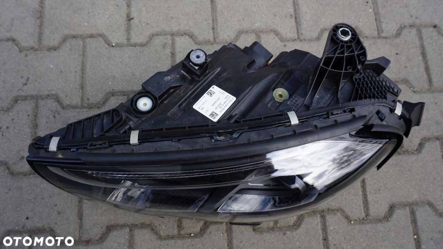 MERCEDES E W 214 - LEWA LAMPA PRZÓD DIGITAL - 2