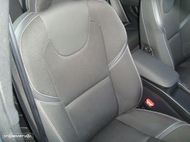 Volvo V40 2.0 D3 R-Design Momentum - 27