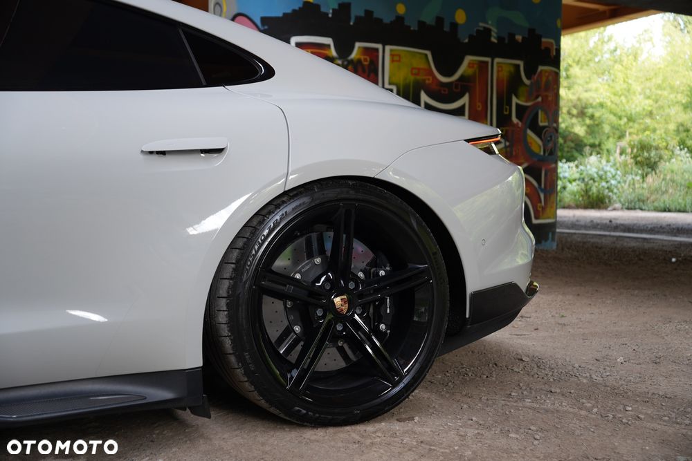 Porsche Taycan Turbo S - 12