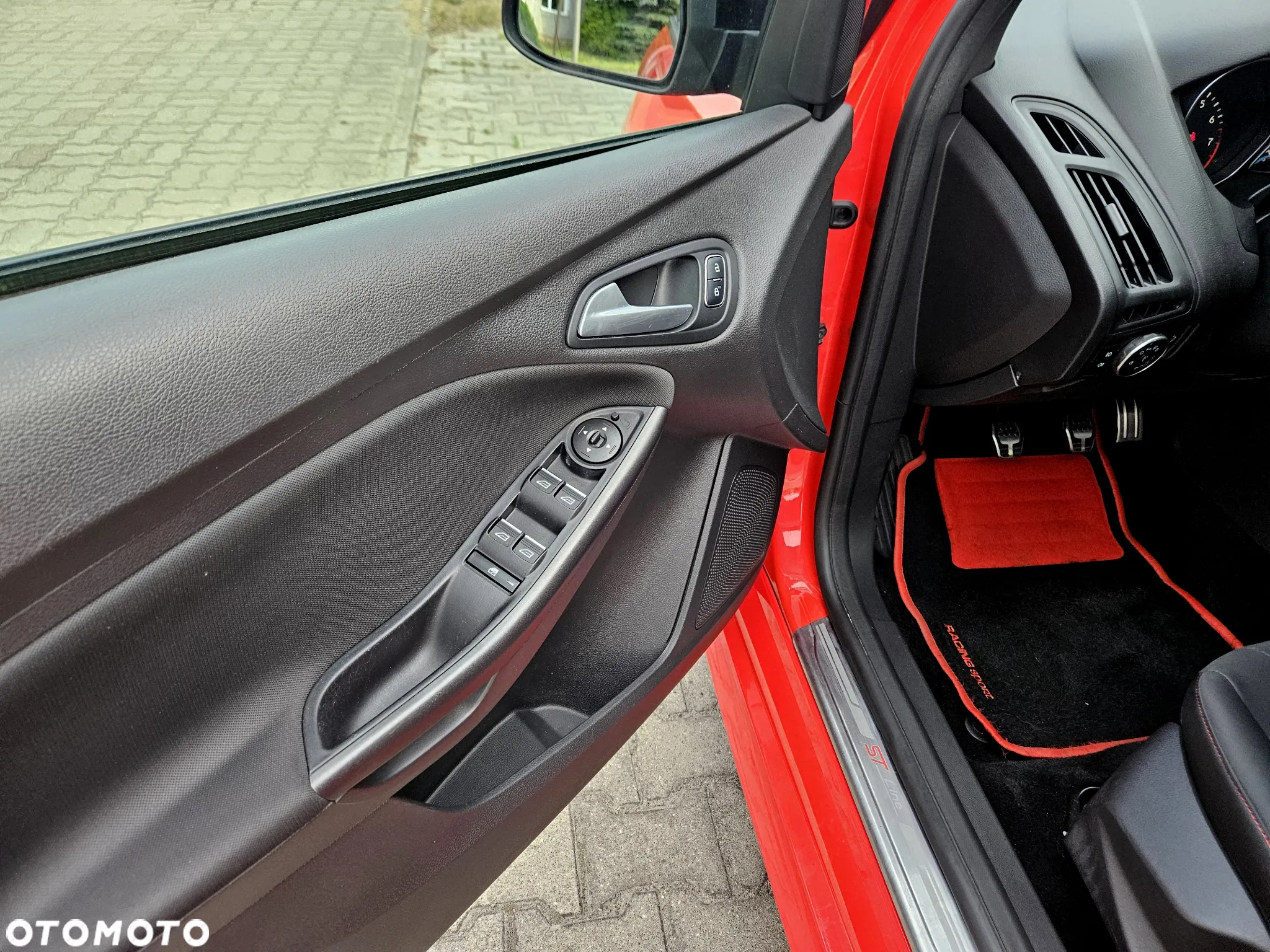 Ford Focus 1.0 EcoBoost Hybrid ST-LINE - 25