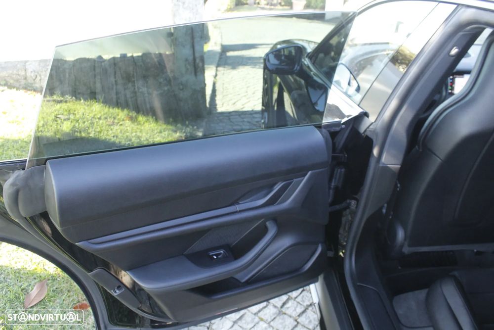 Porsche Taycan Cross Turismo 4 - 25