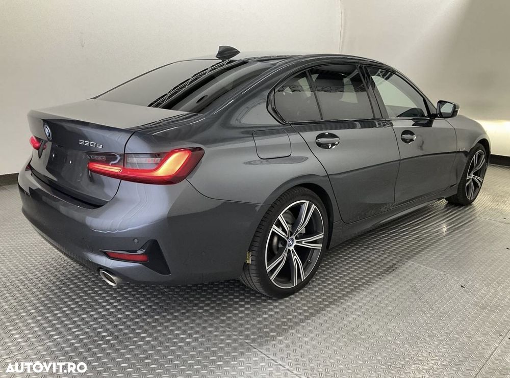 BMW Seria 3 330e Aut. Sport Line - 12