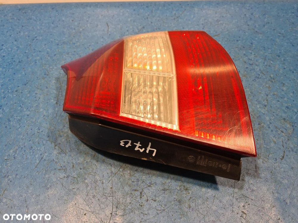 BMW 118 E87 LAMPA TYŁ PRAWA ZEWNĘTRZNA - 3