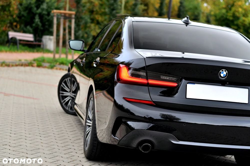 BMW Seria 3 318d M Sport Shadow - 11