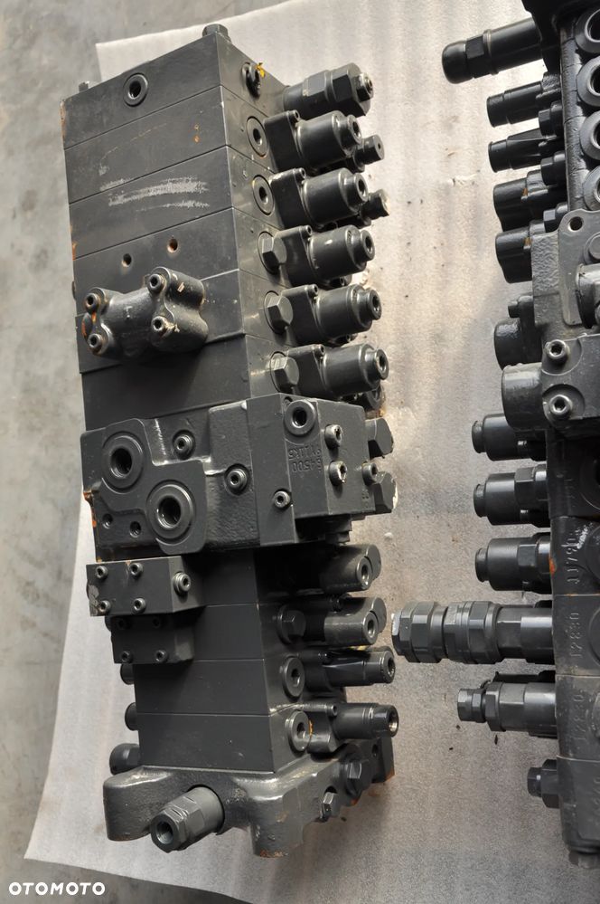 Rozdzielacz hydrauliczny Komatsu PC 138 - 12