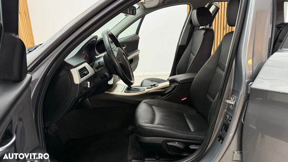 BMW Seria 3 320i Touring Aut. - 17