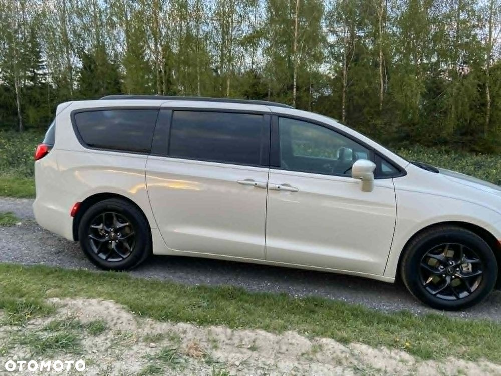 Chrysler Pacifica - 4