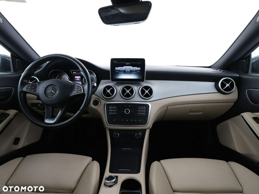 Mercedes-Benz CLA 200 7G-DCT Urban - 16