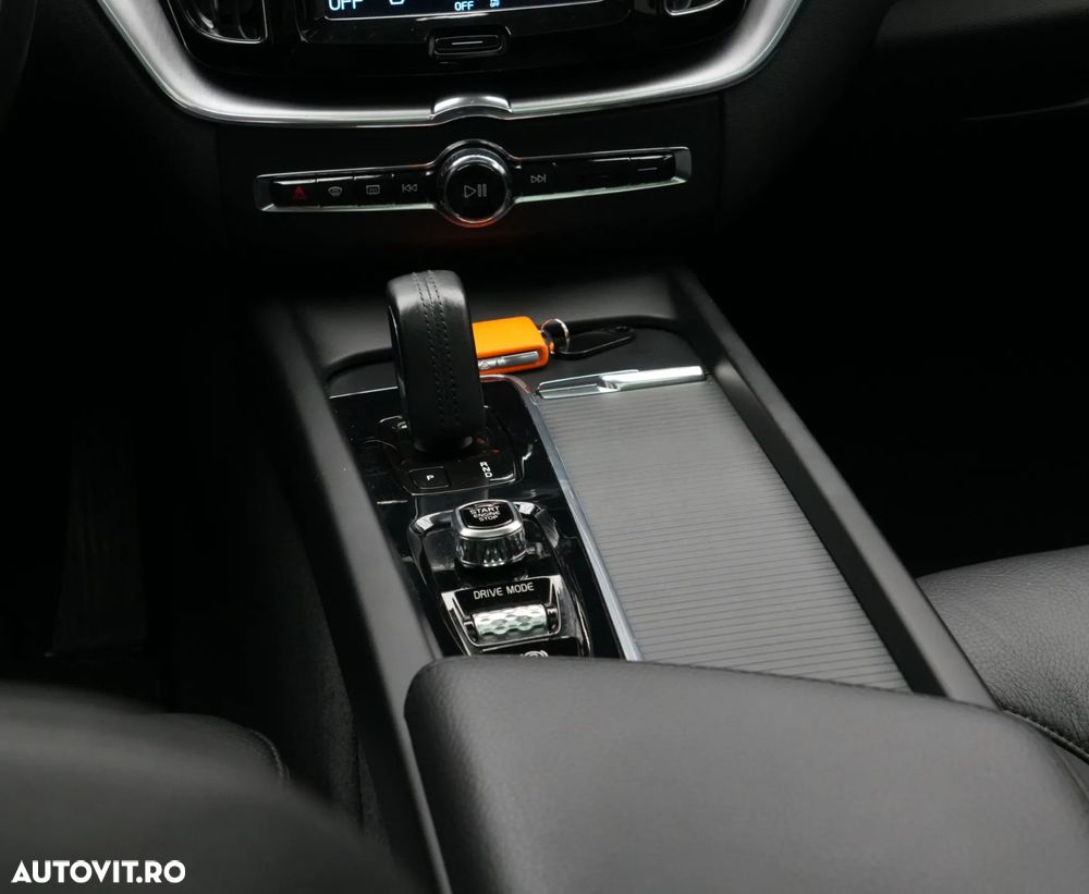 Volvo XC 60 T8 Twin Engine AWD Momentum Pro - 19