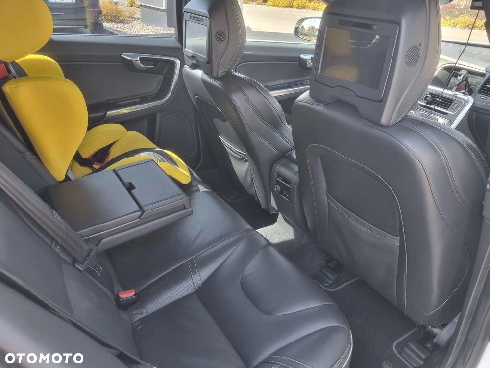 Volvo V60 D6 AWD Plug-in Hybrid R-Design Summum - 26