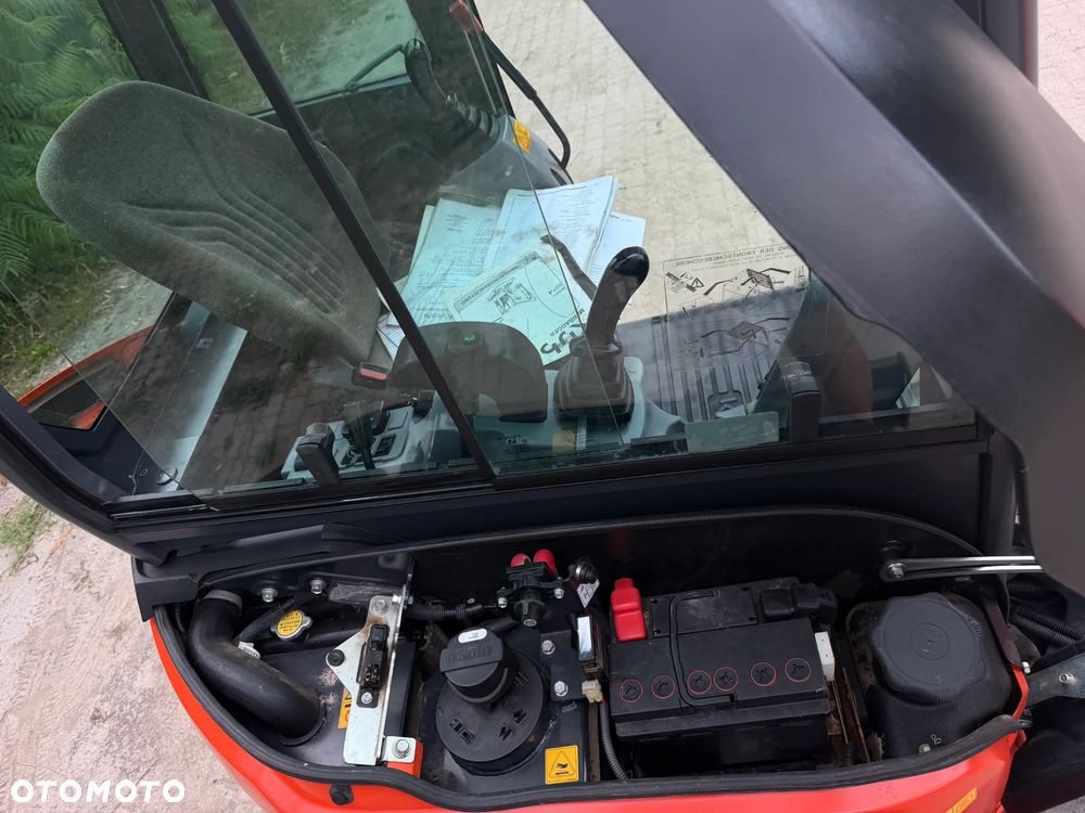 Kubota U27 Minikoparka koparka gąsienicowa 2.8 tony. jak Nówka sztuka z salonu! 2017 rok. 1570mtg. Przywieziona z Gospodarstwa Norweskiego! Zadbana Maszyna ani deka luzów i wycieków. Aktualna Dekra dokumentacja BMWT! Łyżka skarpowa uchylna Hydrauliczna! Szybka wolna jazda. Zamki na tłokach. Wersja Norweska!! OKAZJA Tanio - 12