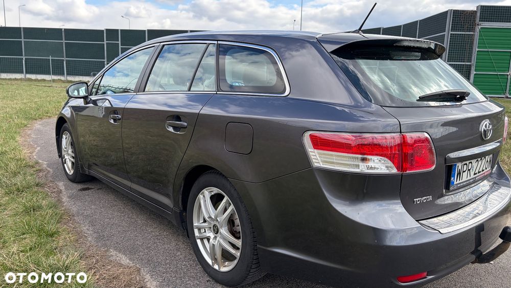 Toyota Avensis 2.0 Executive - 5