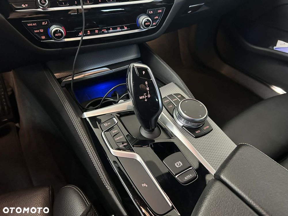 BMW Seria 5 520d xDrive - 14