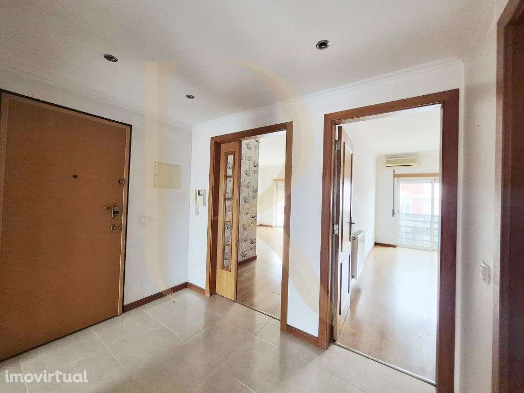 Apartamento T2 com elevador e varanda e arrecadação em Vale Flores ... - Grande imagem: 2/19