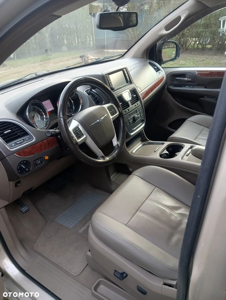 Chrysler Town & Country 3.6 Limited - 16